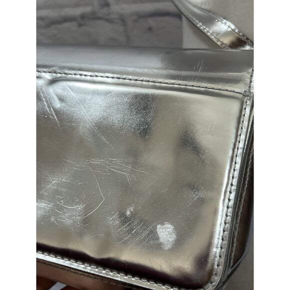 MADEWELL The Toggle Flap‎ Crossbody Bag in Specchio Leather - Silver - Picture 10 of 10